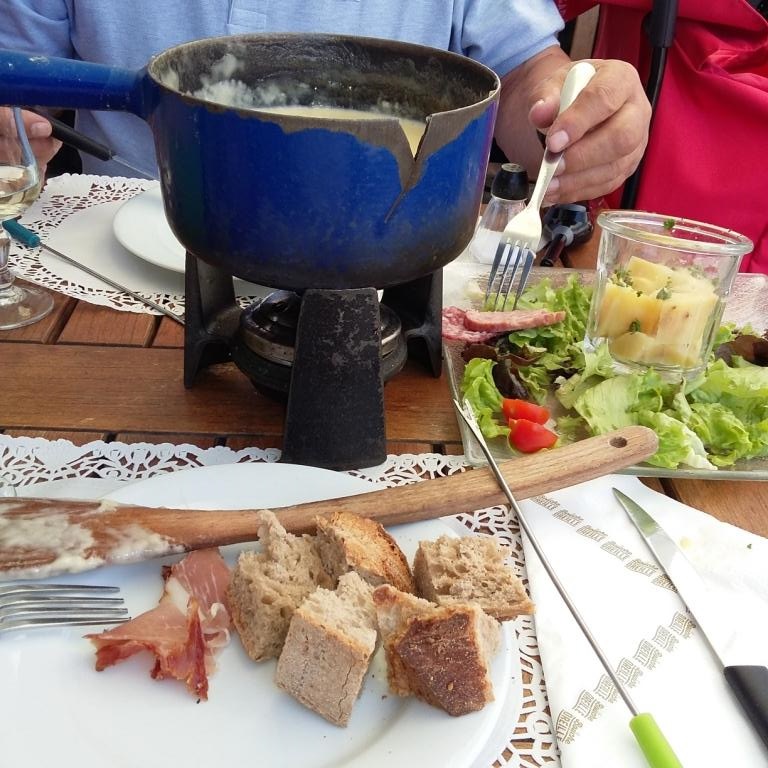 FONDUE DANS UN VILAIN CAQUELON.