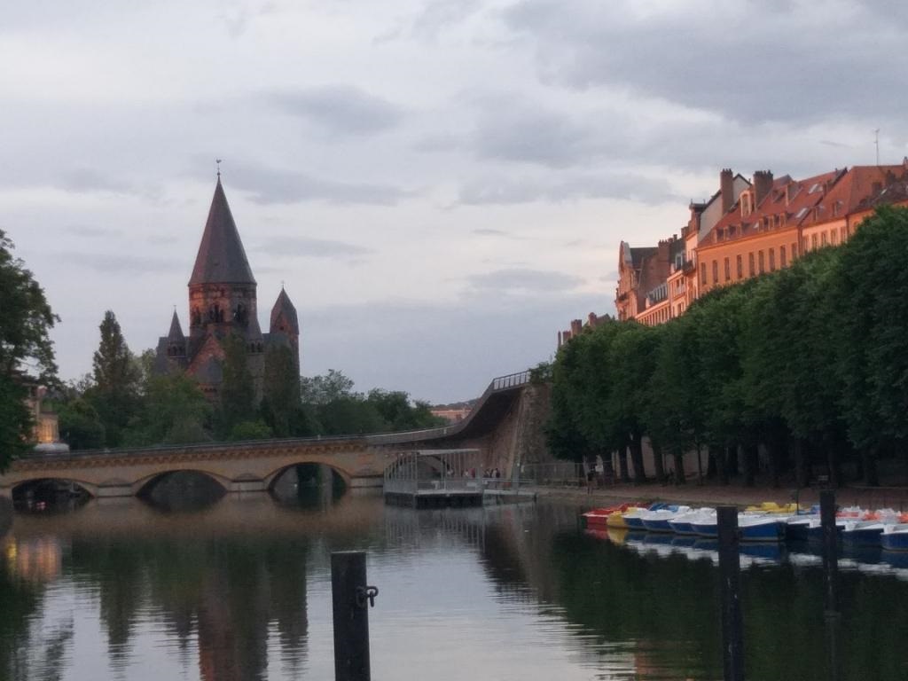 coucher de soleil sur les maisons