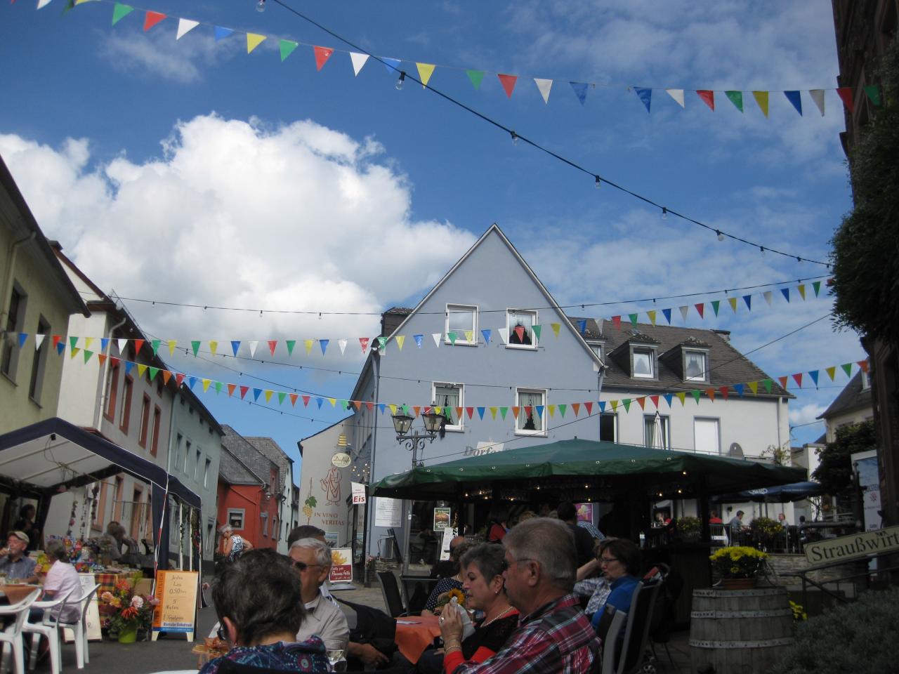 dans le village