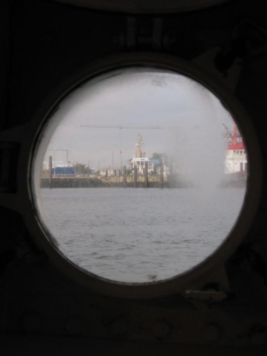 PORT DE CUXHAVEN PAR LE HUBLOT