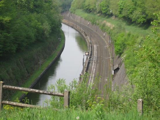 vue sur le canal et l'entrés du tunnel