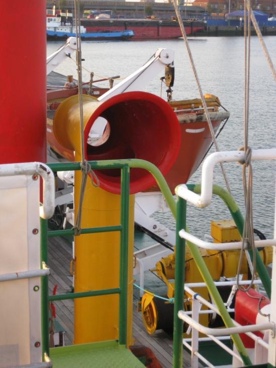 ENORME BOUCHE D'AÉRATION SUR LE PONT