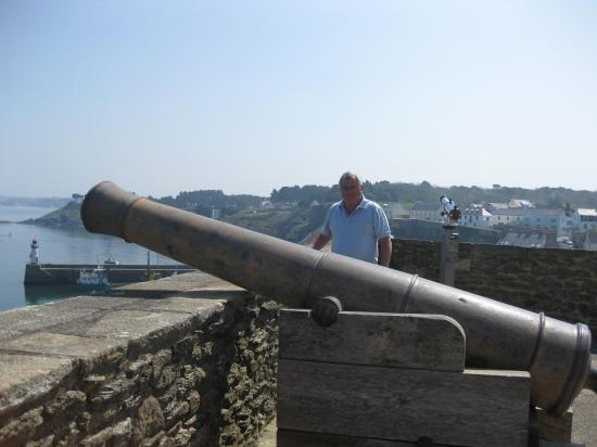 Georg et un des canons de la Citadelle