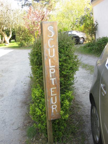 arrivée chez le sculpteur