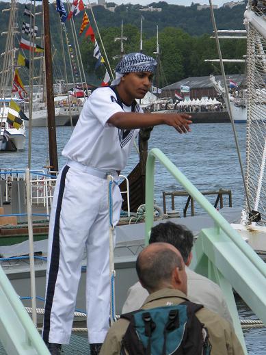 UN MARIN DU BATEAU D'OMAN