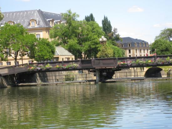 METZ- PRÈS DE LA CHUTE D'EAU
