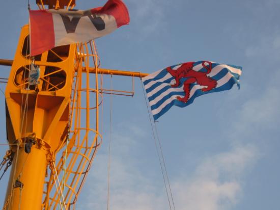 NOTRE DRAPEAU DANS LE VENT