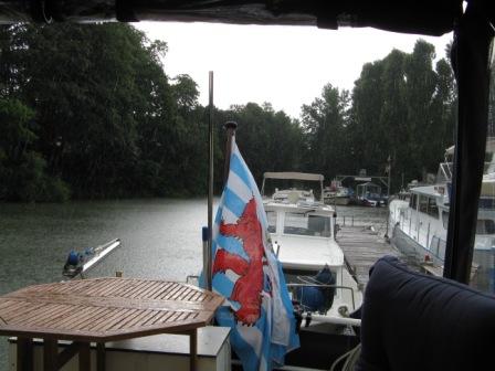 SOUS LA PLUIE