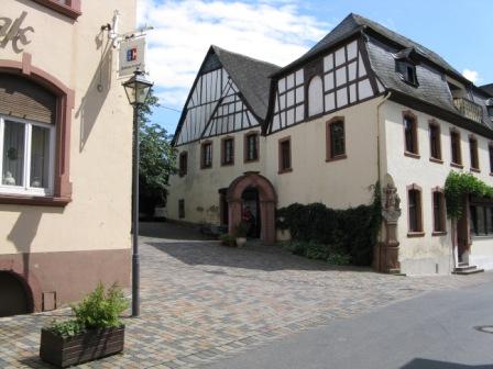 DANS LE VILLAGE