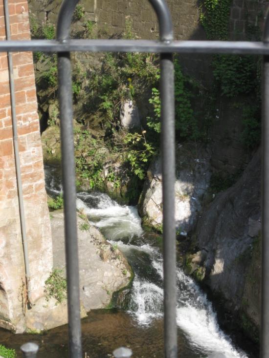 CHUTES AU TRAVERS DES GRILLES