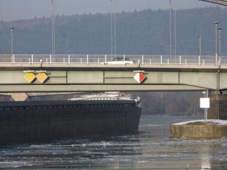 LENTEMENT SOUS LE PONT
