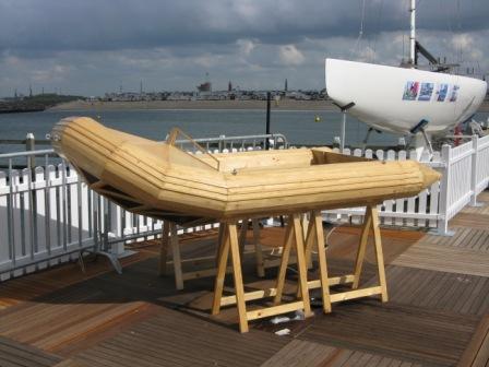 BY BOAT EN BOIS