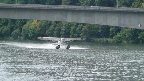 HYDRAVION SOUS LE PONT DE THORNICH