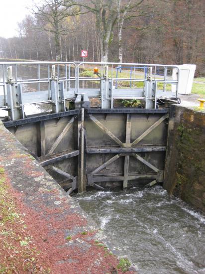 UNE ECLUSE SUR LE CANAL DES VOSGES
