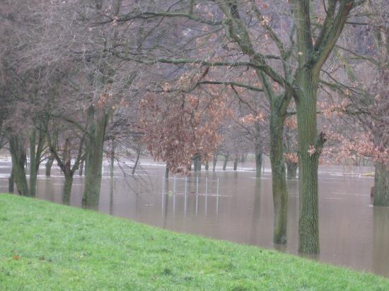 PARKING PRÈS DE L'EAU