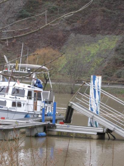 LES PONTONS FLOTTANTS SONT TRÜS HAUTS