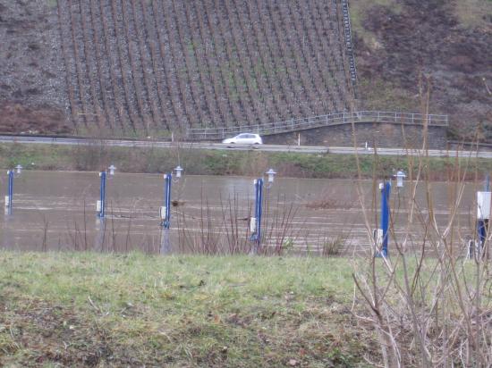 LES LAMPADAIRES DU PARKING POUR CAMPING CARS