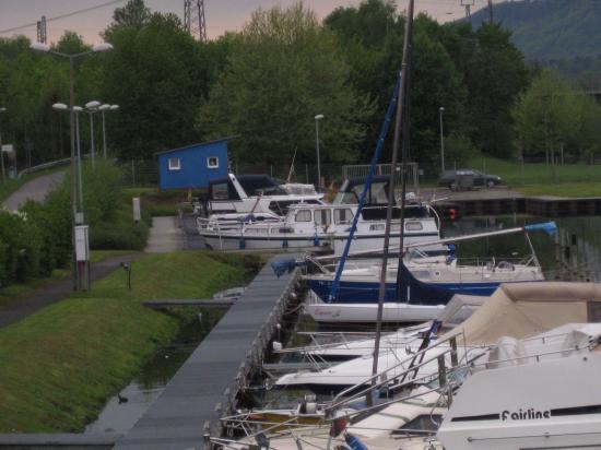 VUE D'ENSEMBLE SUR LE PORT