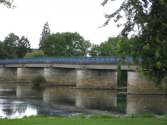 UN PONT DANS LE COIN DE...