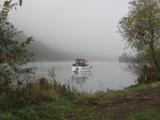 ET VOGUE DANS LE BROUILLARD