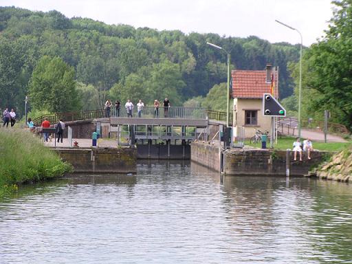 L'APPROCHE  D'UNE ÉCLUSE