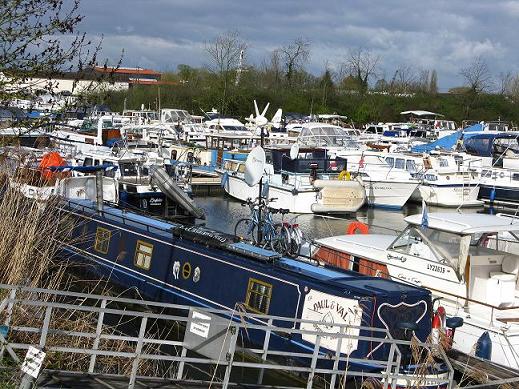 Bateau étroit et vue sur St J. de Losne