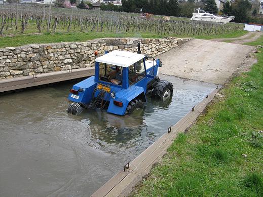lentement le tracteur remonte au sec