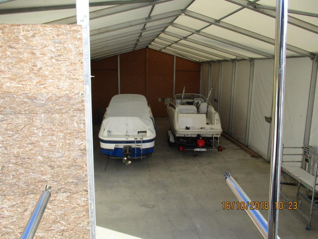 DANS LE HANGAR