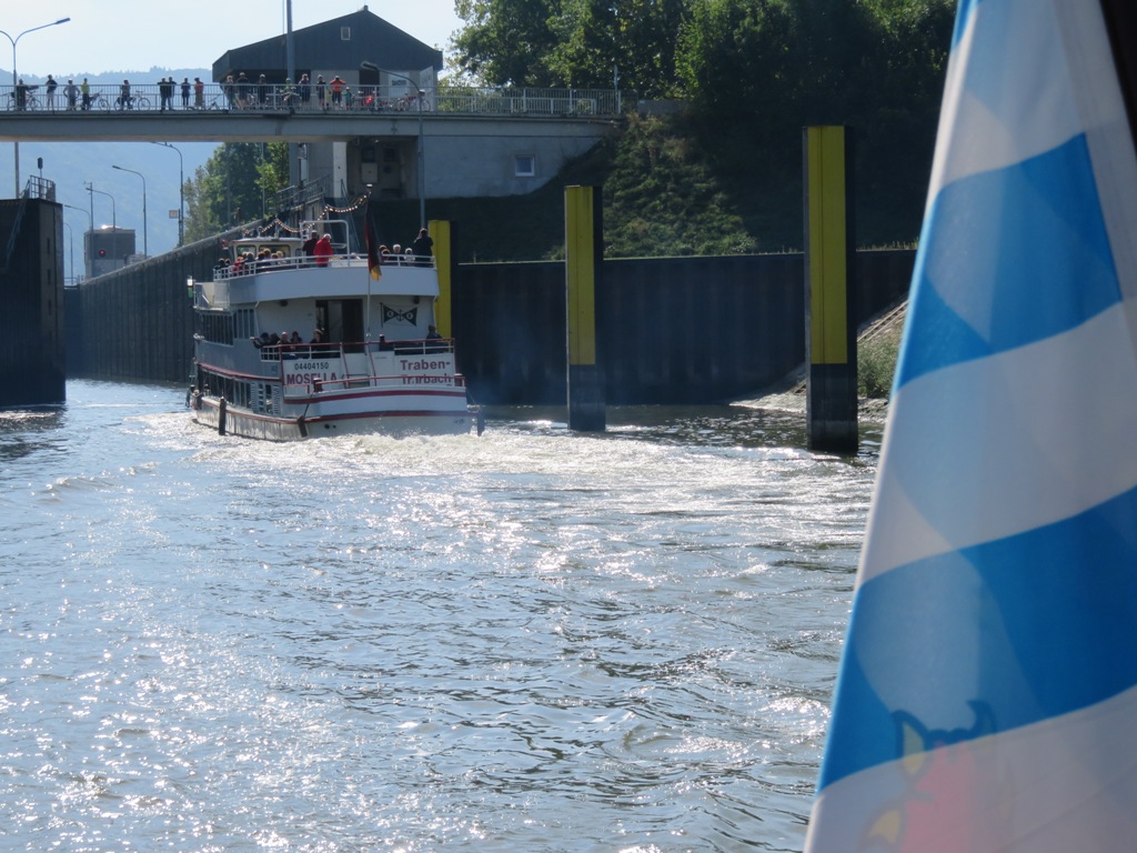 IL ENTRE DANS L'ECLUSE