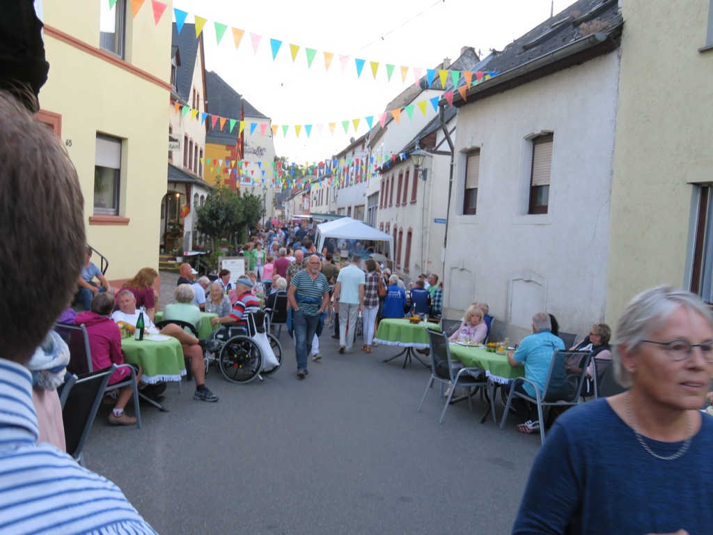 DANS LES RUES