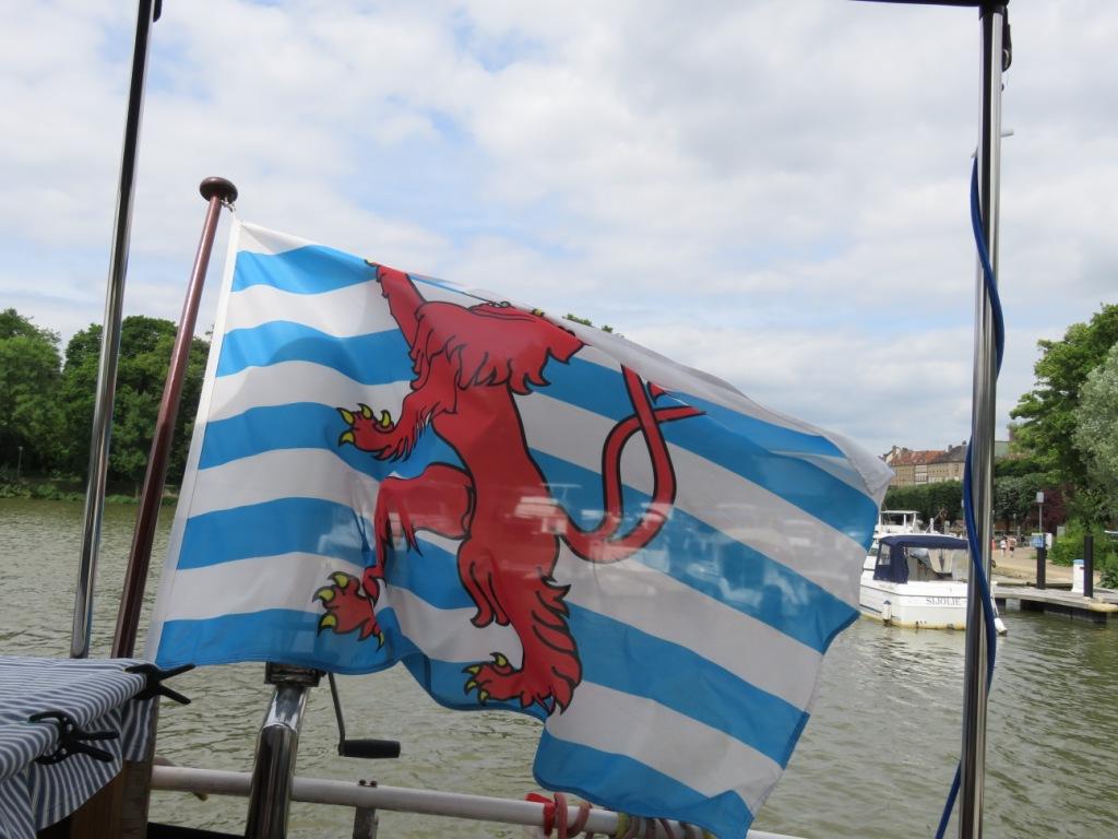 Notre drapeau au vent