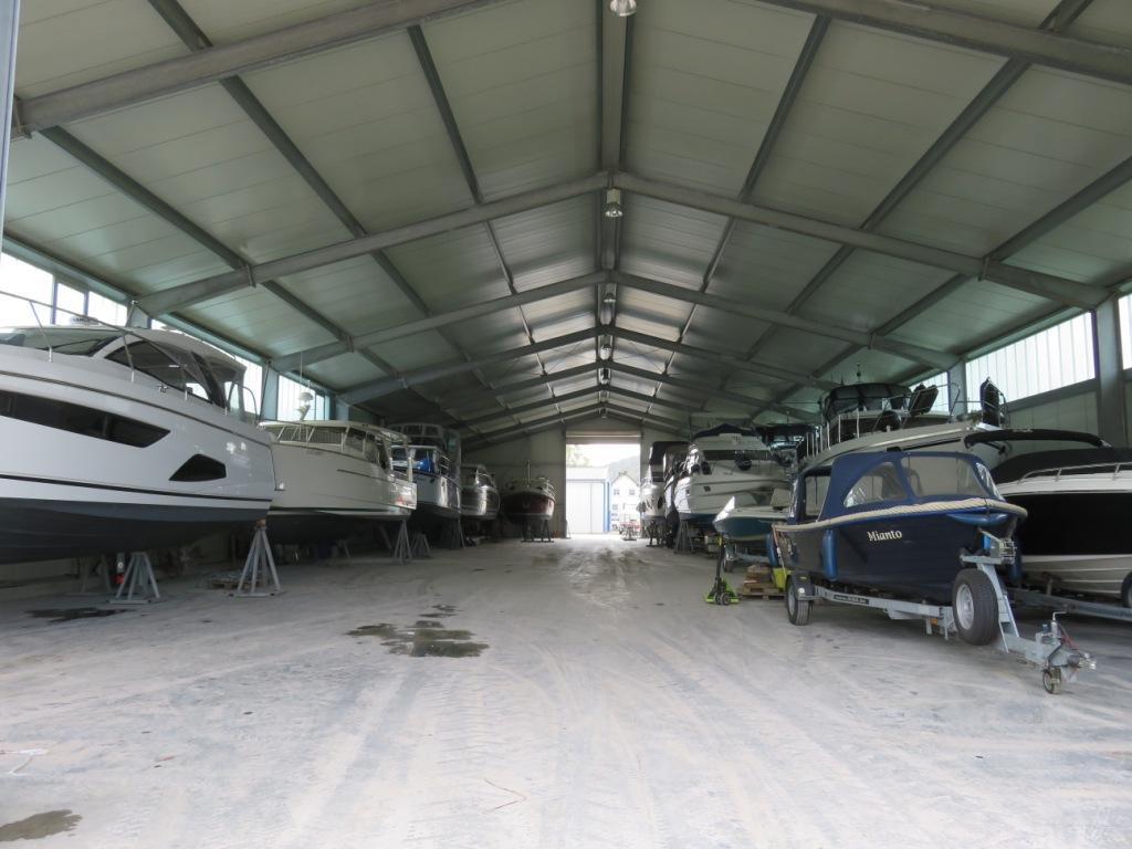 le hangar encore à 1/2 vide