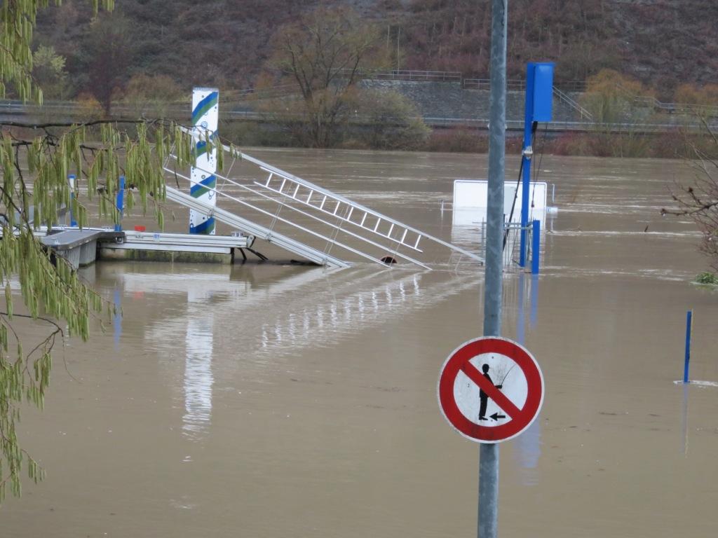 le ponton pour entrer  au niveau des bateaux
