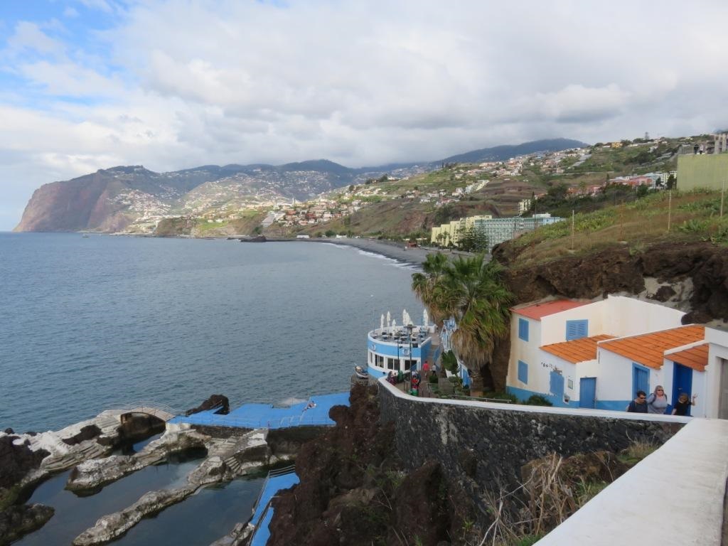 Le restaurant et sa piscine naturelle
