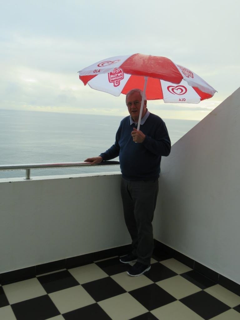 Notre parasol de fortune contre la pluie.