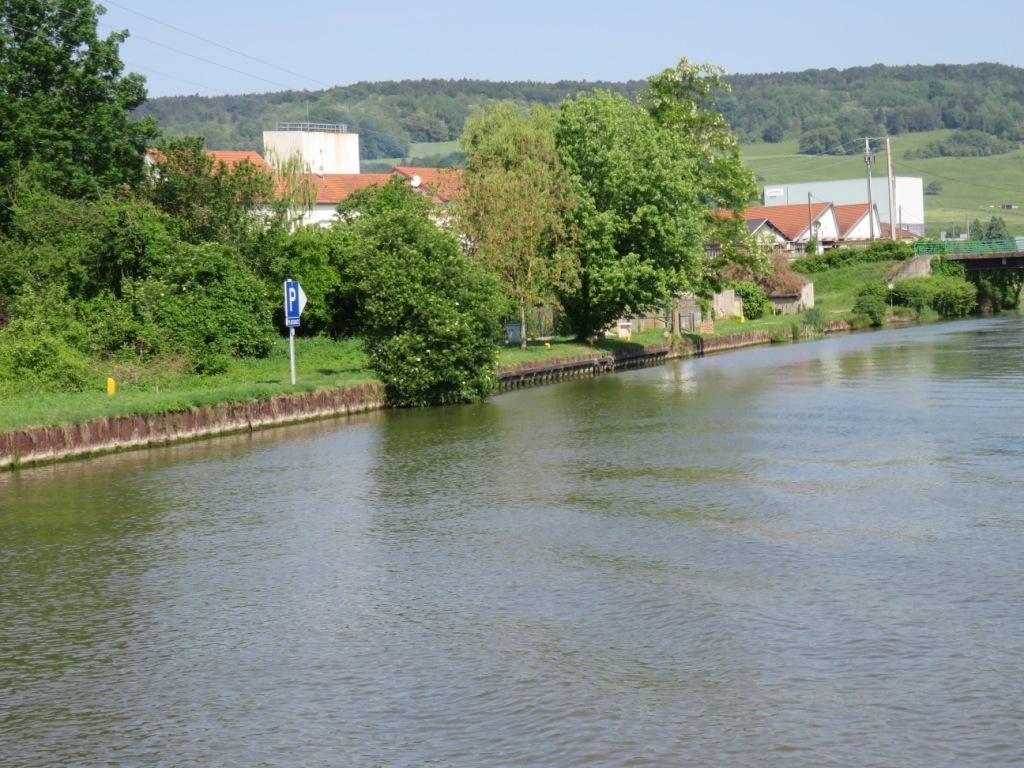 PRèS D'UNE éCLUSE
