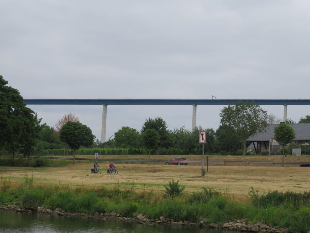 NOUVEAU PONT SUR LA MOSELLE