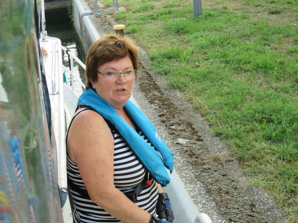 VIVIANE AUX AMARRES DANS UNE éCLUSE
