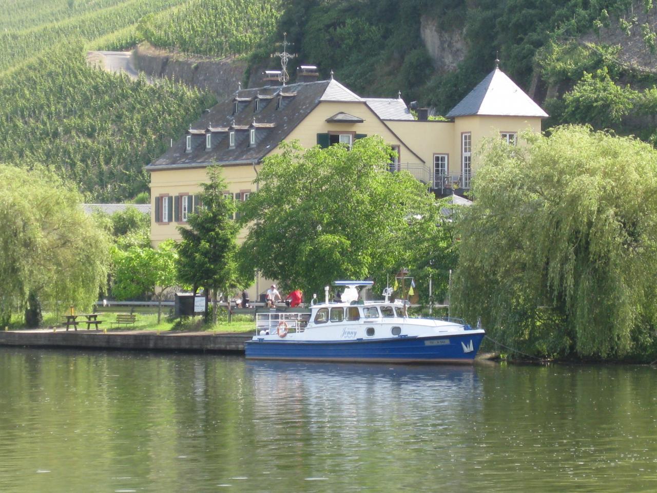 Bateau Jenny devant son restaurant