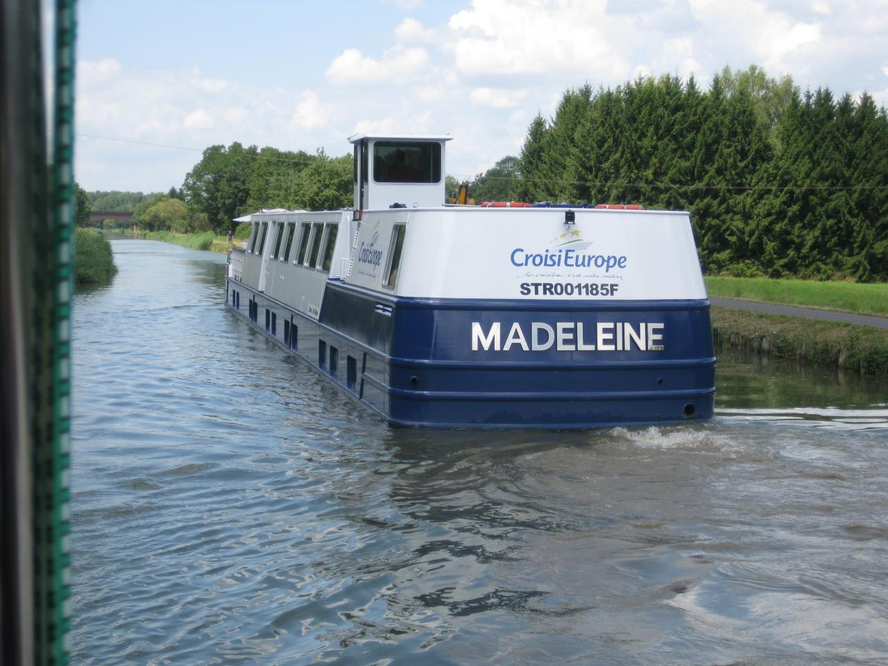 NOUS CROISONS UN PETIT BATEAU-HÔTEL