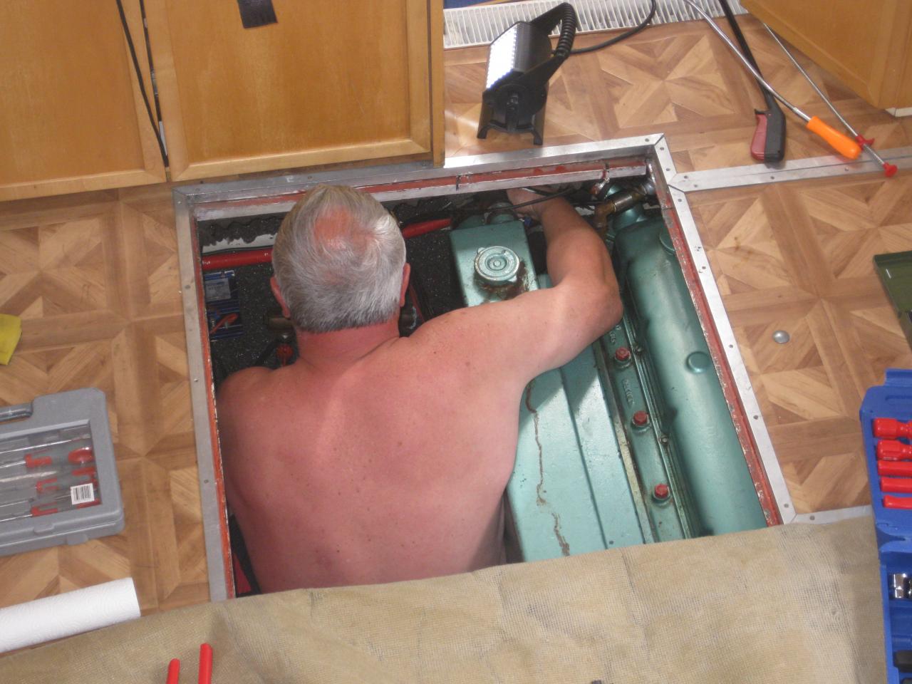GEORG DANS LA SALLE DES MACHINES