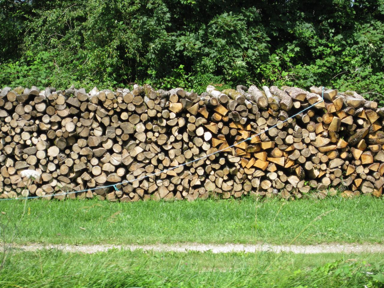 ORDRE D'UN LONG TAS DE BOIS