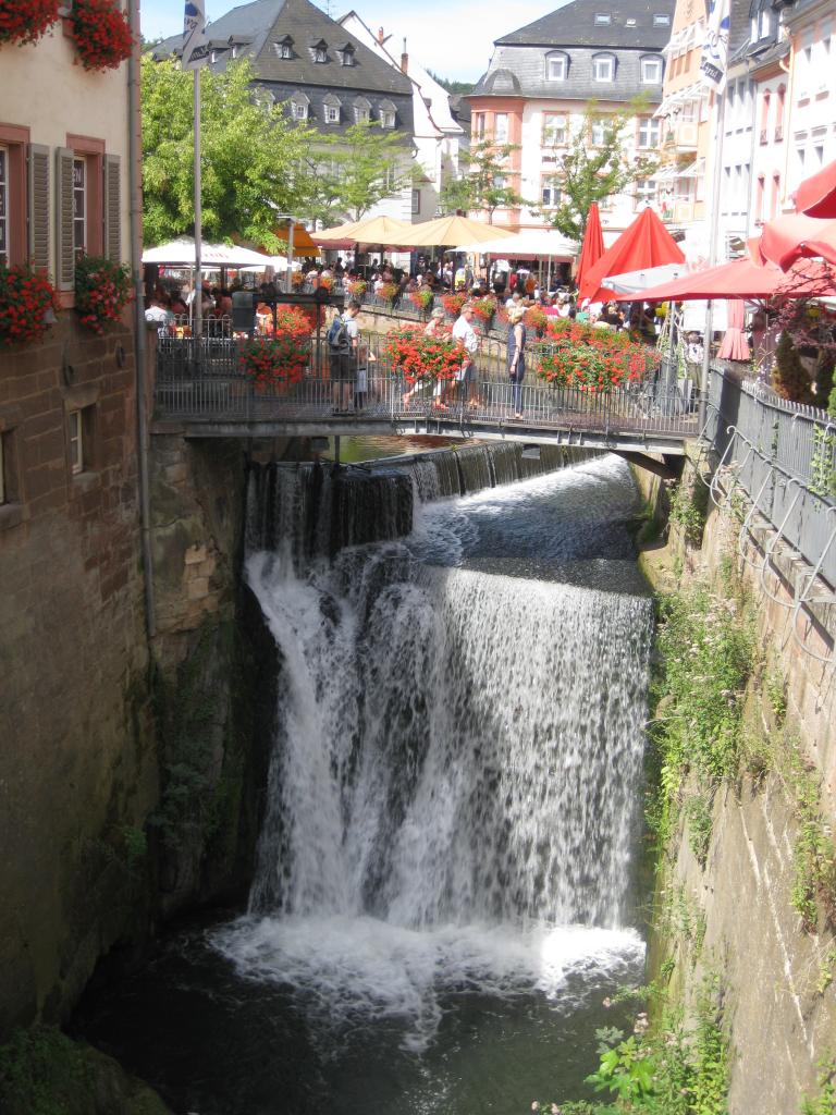 SAARBURG LE CHUTE D'EAU ET SES GÉRANIUMS
