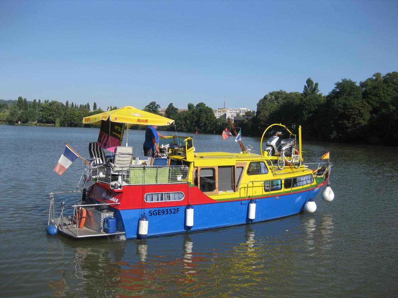 BATEAU PLUS QUE COLORÉ