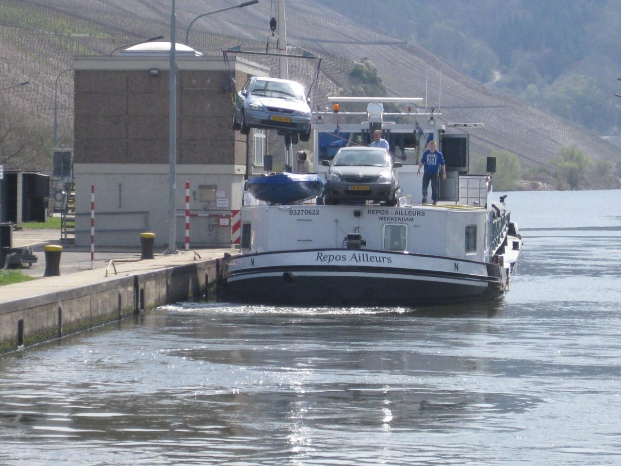 CHARGEMENT VOITURE SUR LA PENICHE