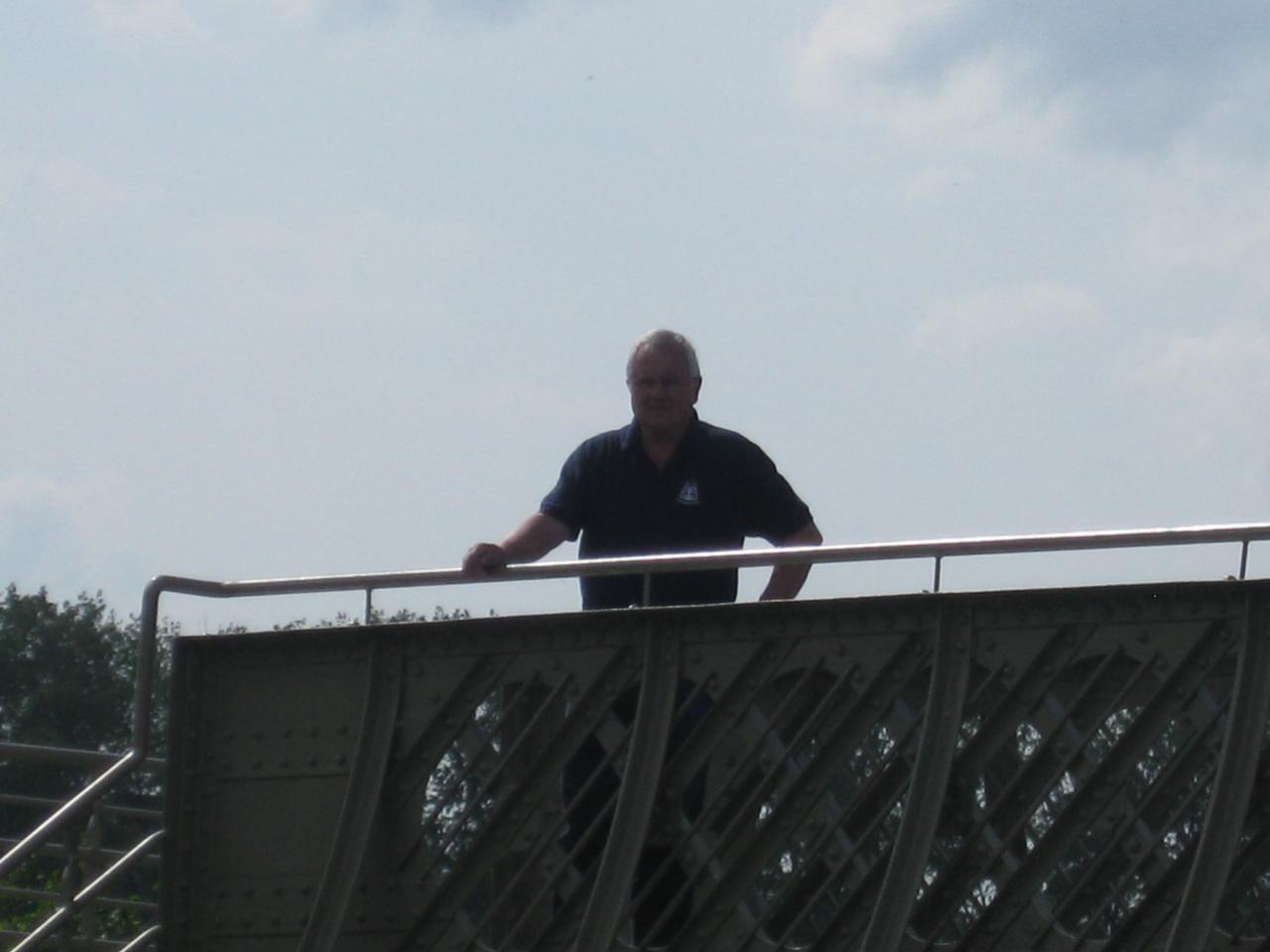 Georg admire la vue d'en haut