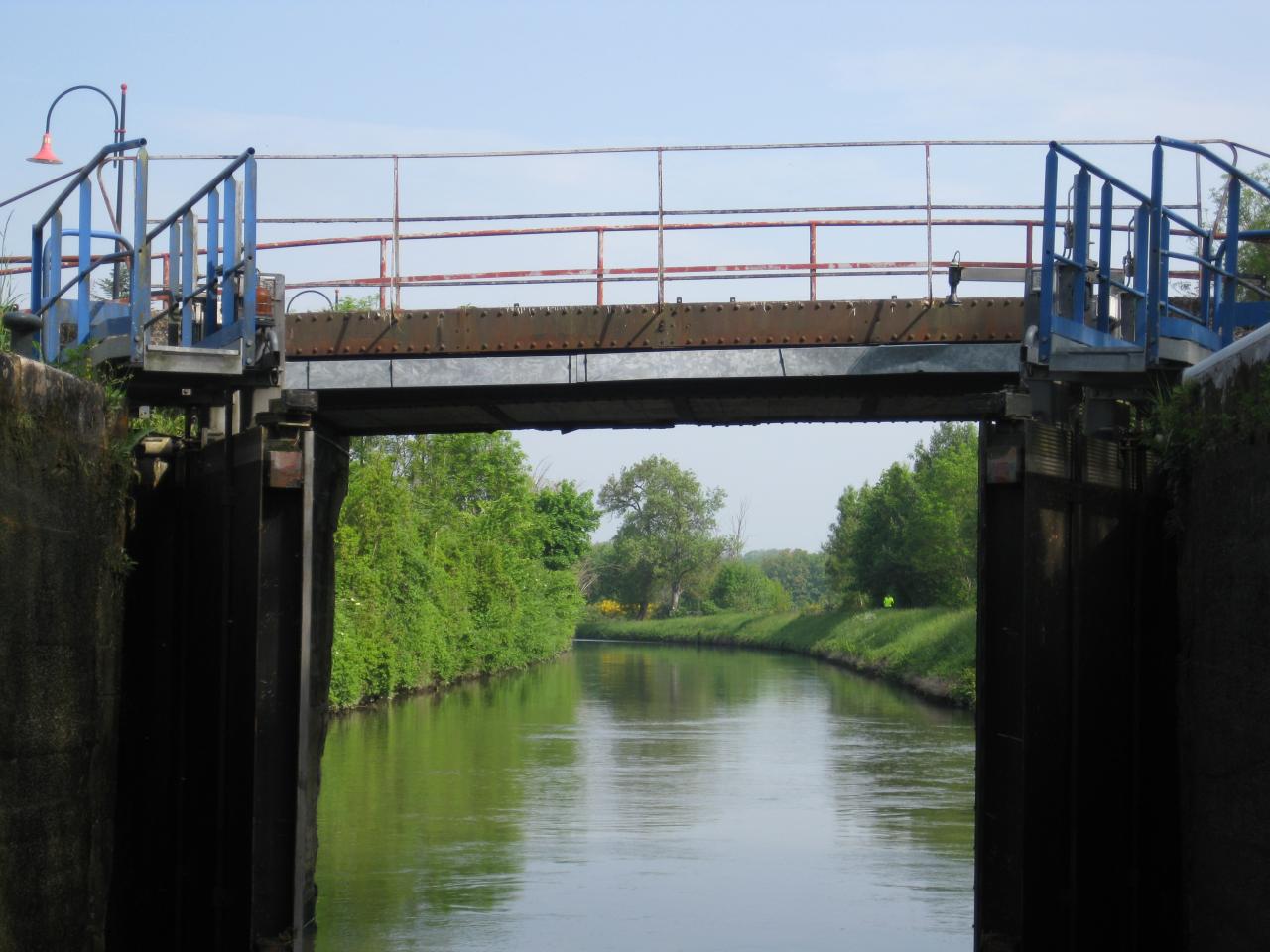 passage OK sous un pont d'écluse
