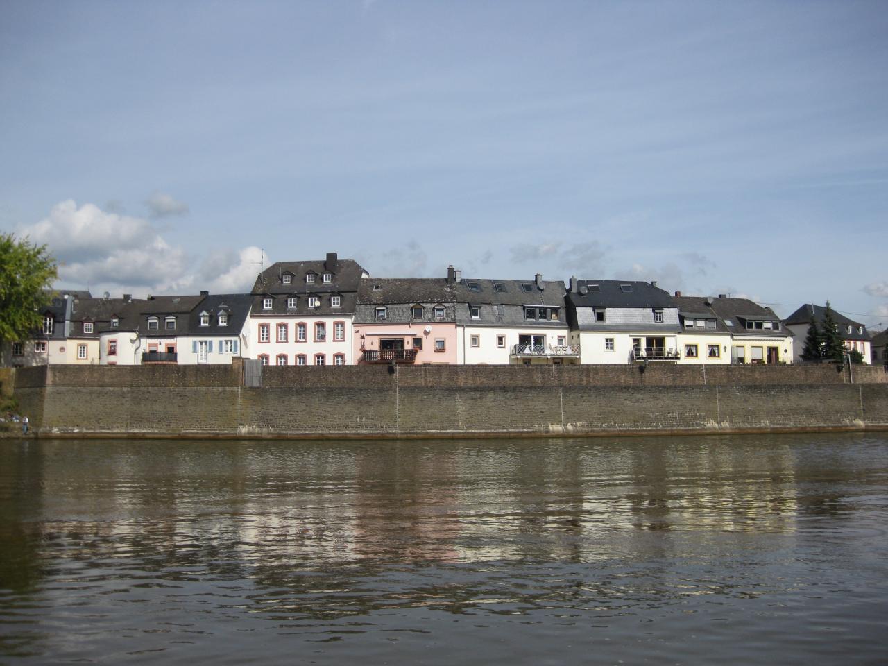 SUR LA MOSELLE