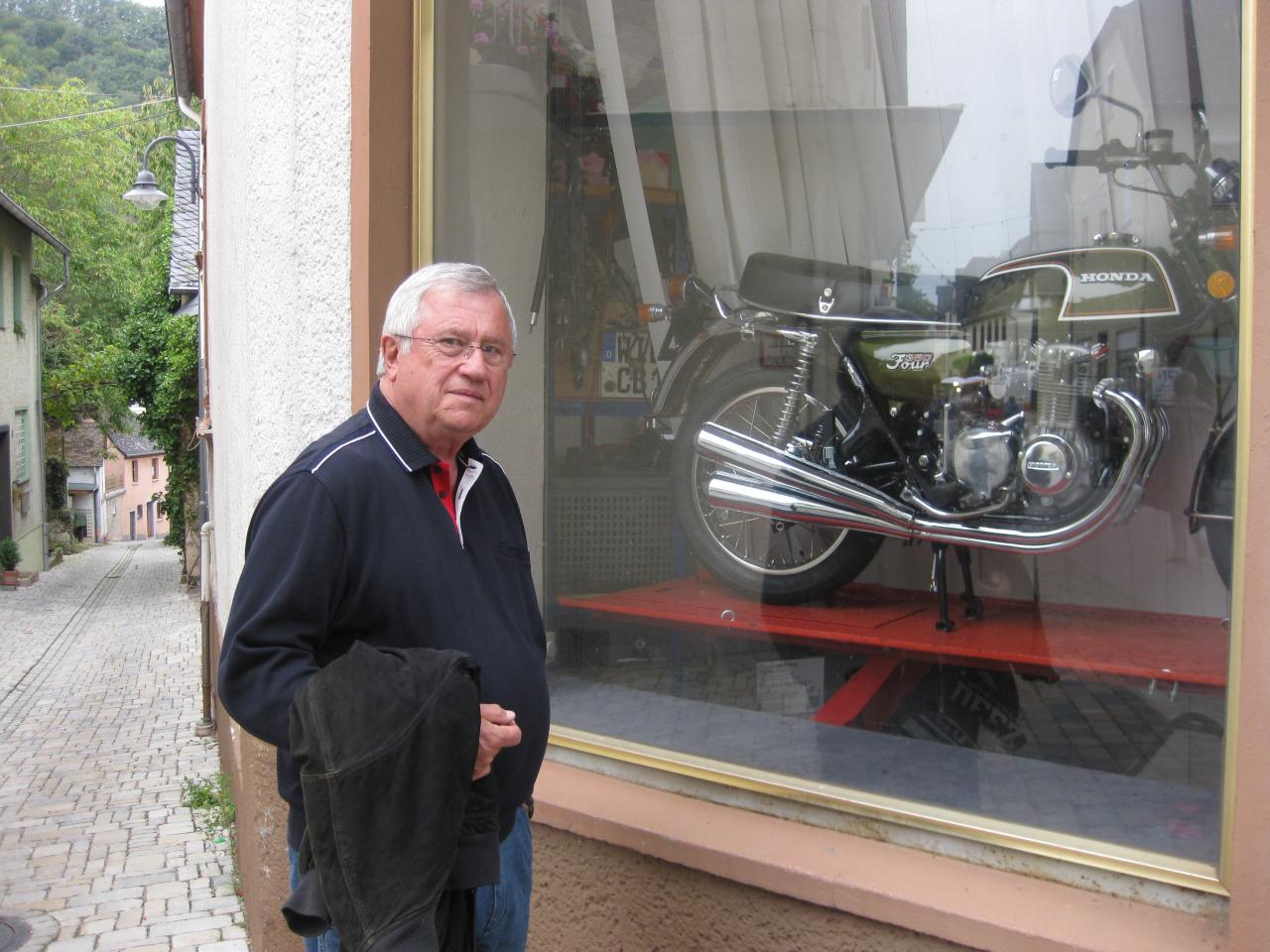 GEORG EN ADMIRATION DEVANT UNE MOTO