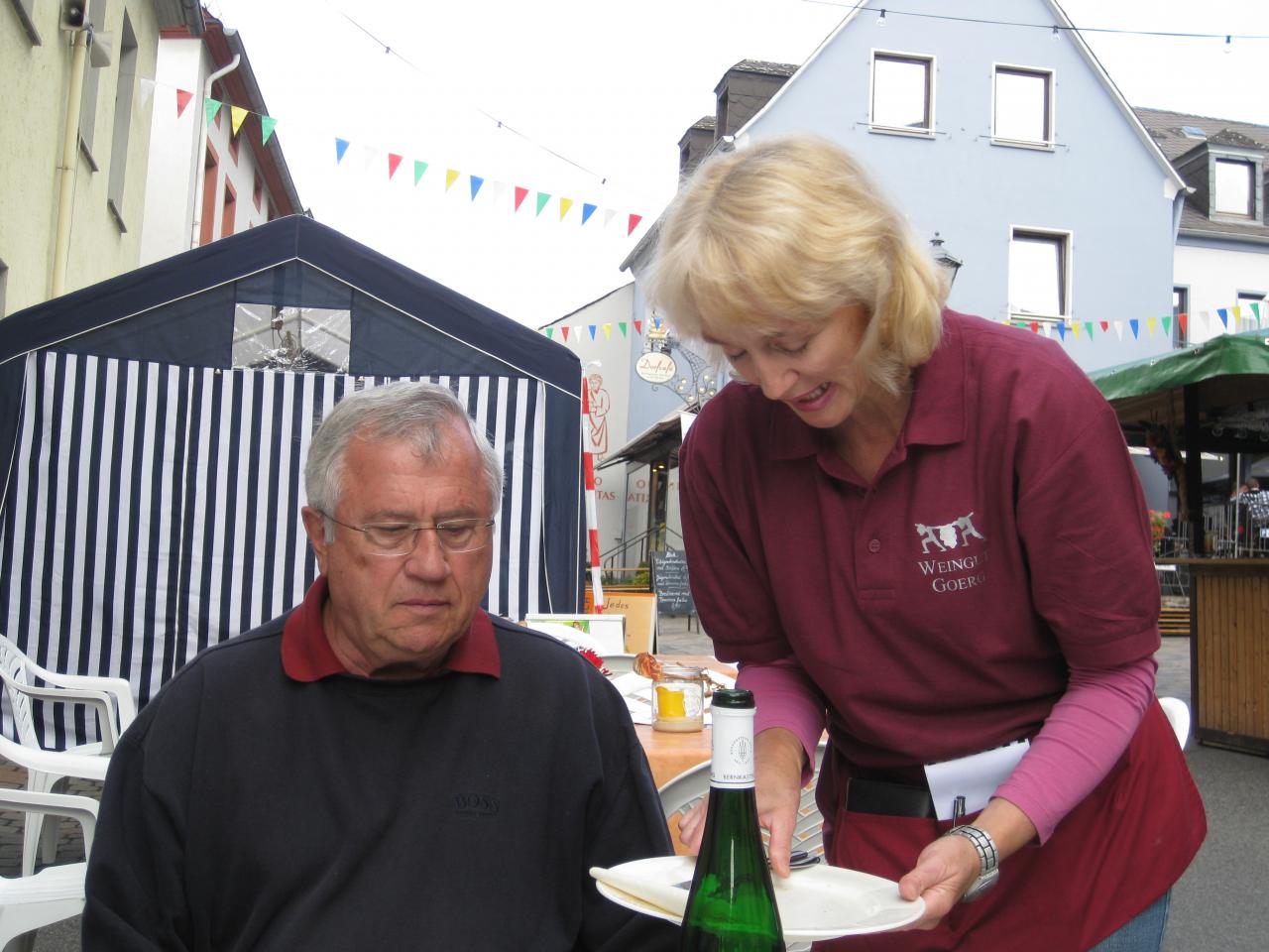MONSIEUR  EST SERVI